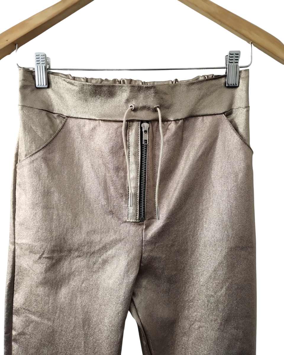 Pantalón Nina Karki Dorado con Etiqueta