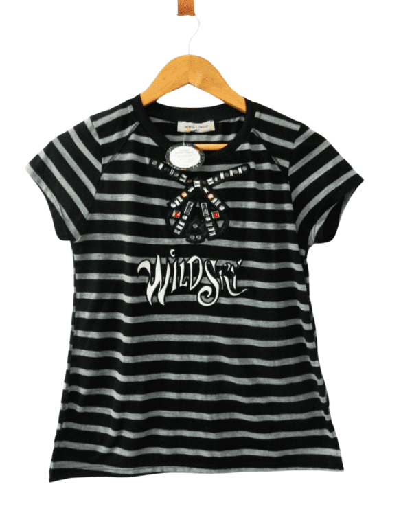 Remera Jazmin Chebar Rayada con Dibujo y Apliques Piedras y Strass