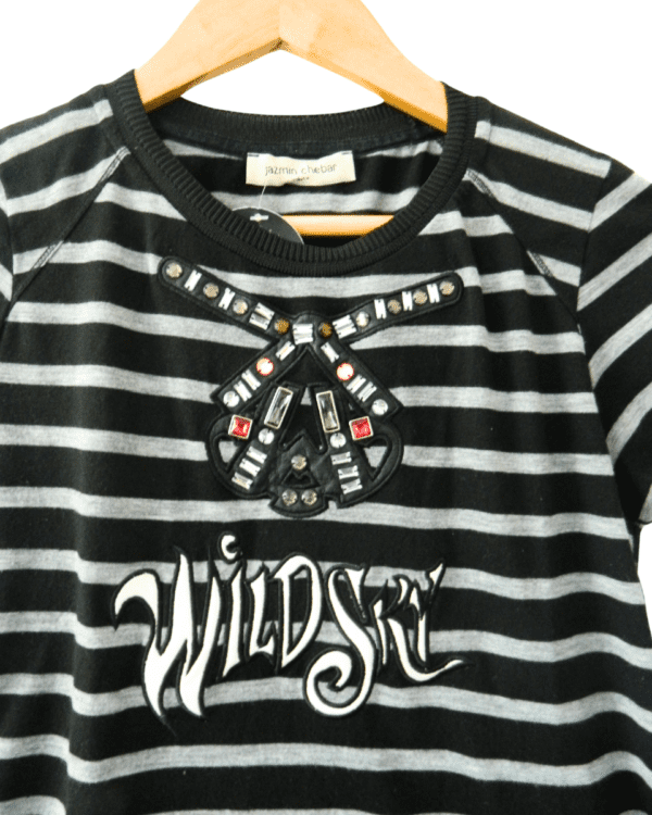 Remera Jazmin Chebar Rayada con Dibujo y Apliques Piedras y Strass