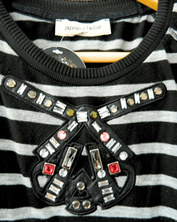 Remera Jazmin Chebar Rayada con Dibujo y Apliques Piedras y Strass