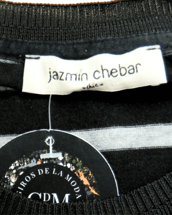 Remera Jazmin Chebar Rayada con Dibujo y Apliques Piedras y Strass